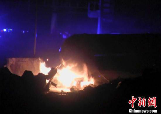 火災(zāi)現(xiàn)場(chǎng)，可以看到一個(gè)儲(chǔ)氣罐正在熊熊燃燒。