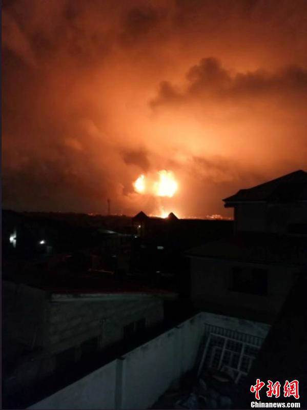 當(dāng)?shù)貢r(shí)間10月7日，加納首都阿克拉市區(qū)北部一燃?xì)庹井?dāng)晚發(fā)生爆炸，造成至少2人死亡。從視頻截圖畫(huà)面來(lái)看，現(xiàn)場(chǎng)火光沖天，火勢(shì)兇猛。