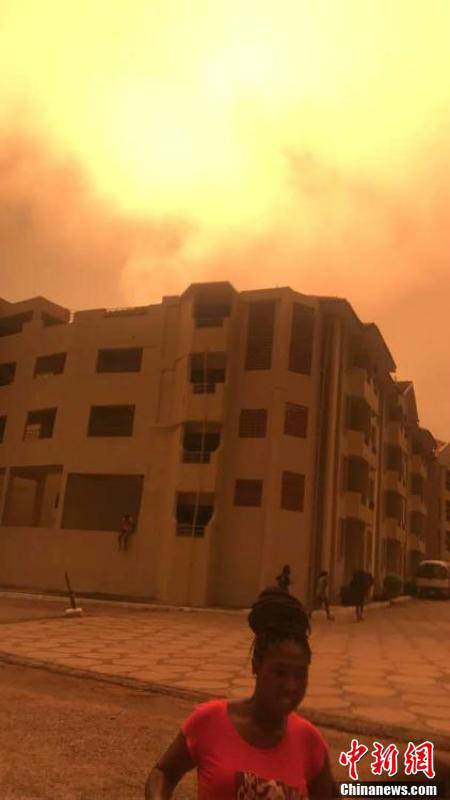 據(jù)悉，爆炸發(fā)生在當(dāng)晚7時(shí)30分許。加納國(guó)家災(zāi)難管理組織官員阿布&middot;拉馬丹在現(xiàn)場(chǎng)說(shuō)，目前確認(rèn)爆炸造成至少2人死亡。