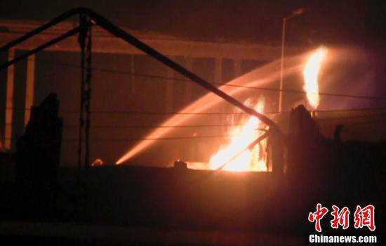 消防人員在現(xiàn)場(chǎng)進(jìn)行滅火。