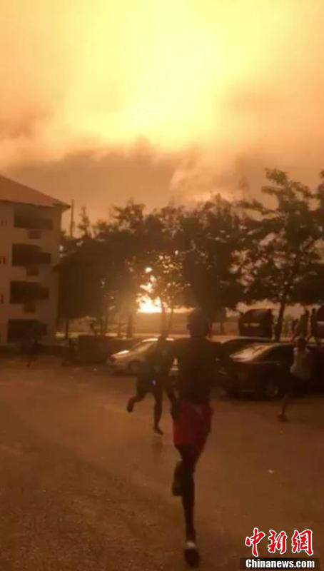 現(xiàn)場(chǎng)目擊者稱(chēng)，該燃?xì)庹颈ê笠剂讼噜彽囊粋€(gè)加油站，引發(fā)二次爆炸。