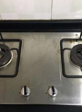 燃?xì)庠羁偸浅觥包S火”？清理火眼或撥動(dòng)灶底的小鐵片，火力一下變正常