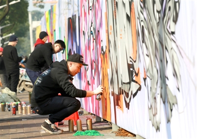 江南城區(qū)臨沅路上，涂鴉愛好者正在進行街頭涂鴉藝術創(chuàng)作