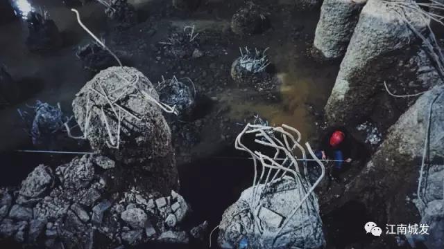為了第二天清早不影響泥工砌筑磚胎模，夜間進(jìn)行電梯井放線作業(yè)