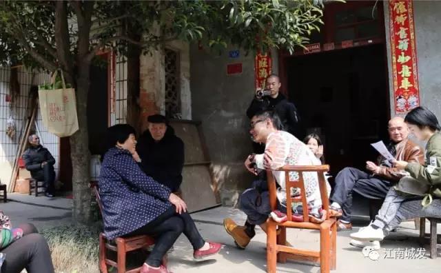 △ 趙明——“這次創(chuàng)作強(qiáng)調(diào)在地性、紀(jì)念性與參與性。我們針對(duì)問卷，以外來人的身份，來介入、想象生活在此地的居民，他們發(fā)生的故事和曾經(jīng)的生活狀態(tài)?！? data-=