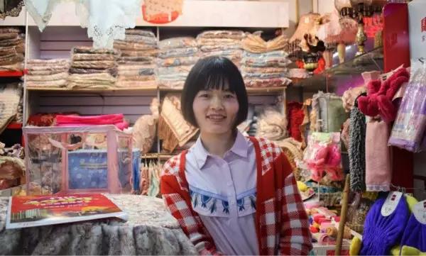 “就算現(xiàn)在橋南市場(chǎng)的經(jīng)濟(jì)一直在后退，可我覺(jué)得它是永遠(yuǎn)不會(huì)倒閉的?！保v